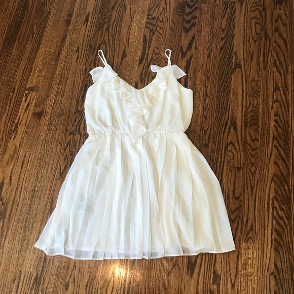 BCBGeneration Dresses & Skirts - NWT BCBG Beautiful White Dress 💐